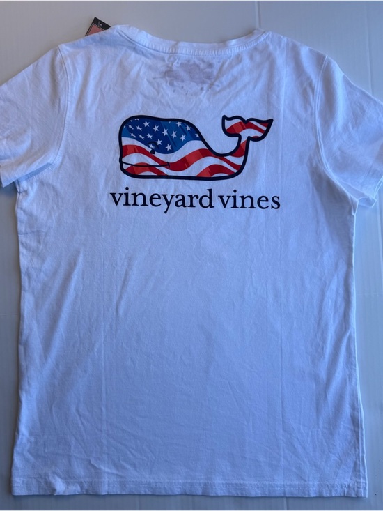 Vineyard Vines Tops - Vineyard Vines Women’s Flag Whale Pocket Tee Size S White New w/ Flaw